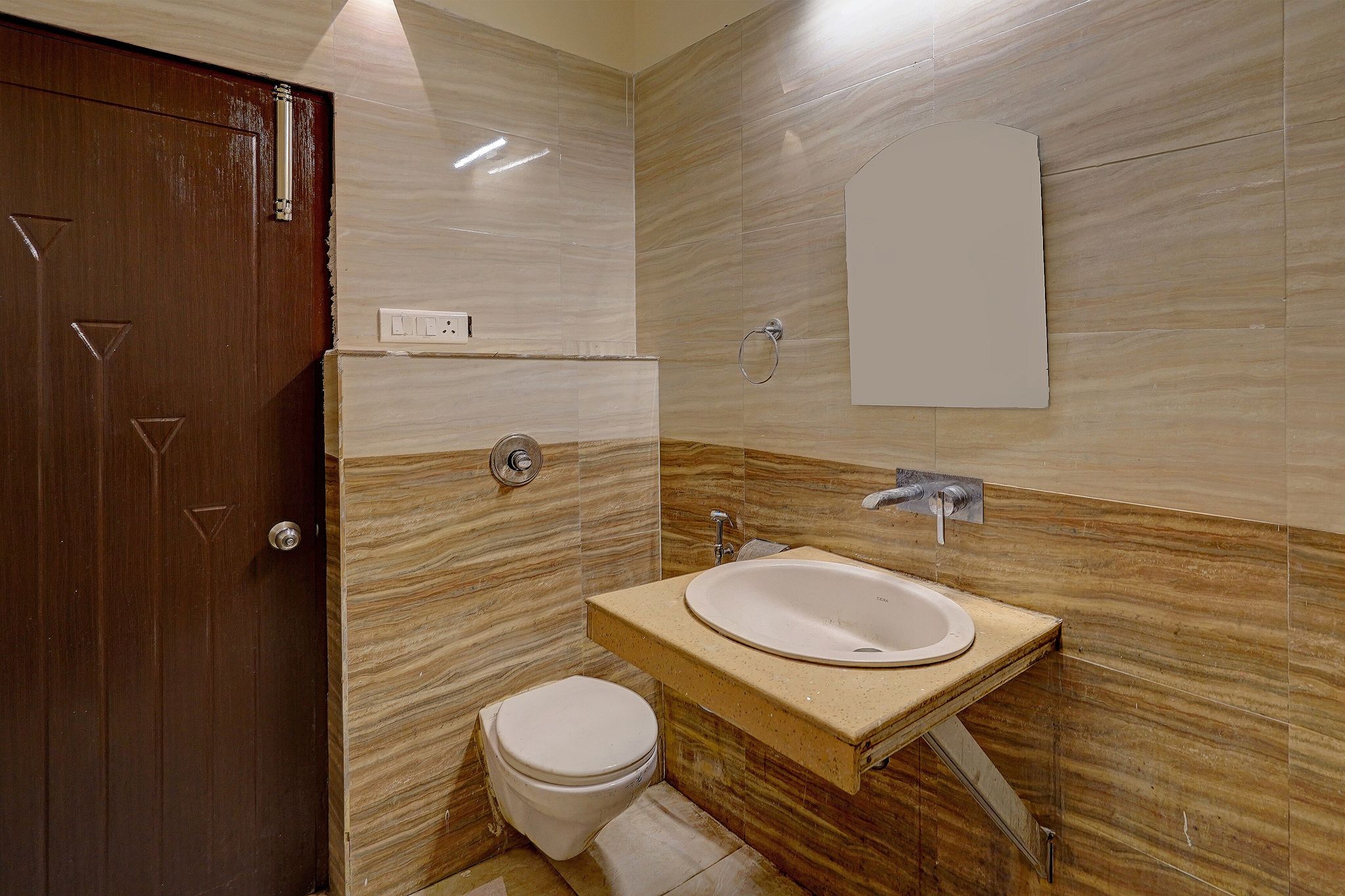 Capital O 36059 Hotel Shimaya Deluxe with View 31