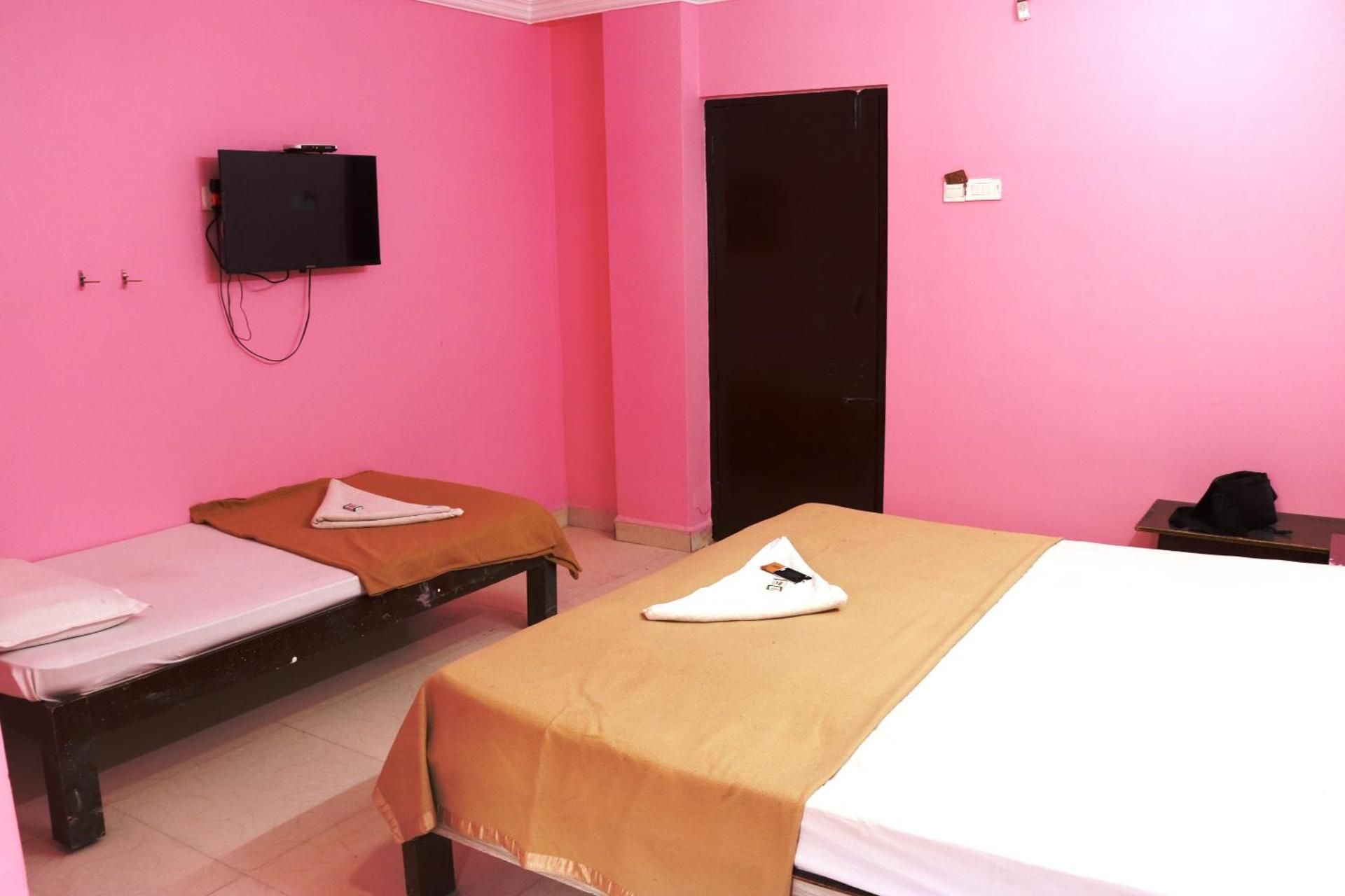 Shared lounge/TV area