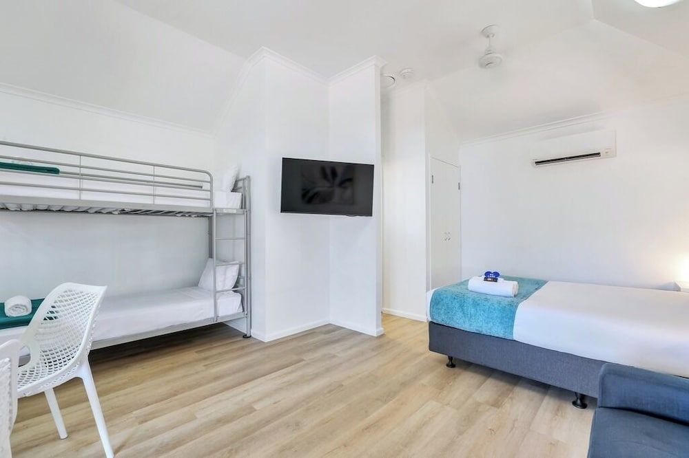 Family Cabin Garden, Queen and Bunk Bed, Patio, BunkBed