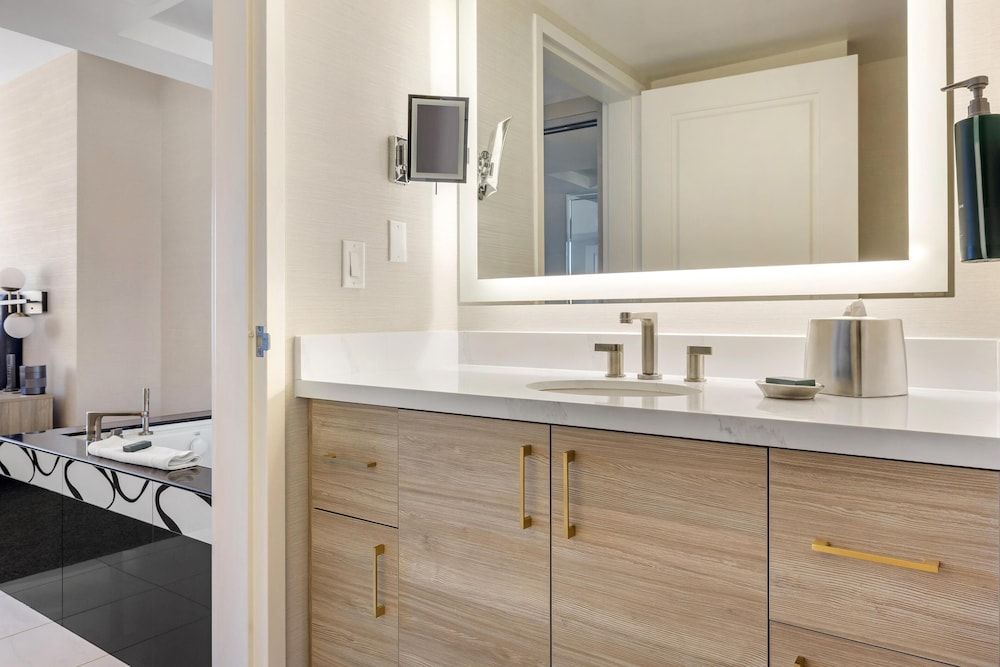 Junior Suite, 1 King Bed, Accessible, Kitchenette (Hearing)