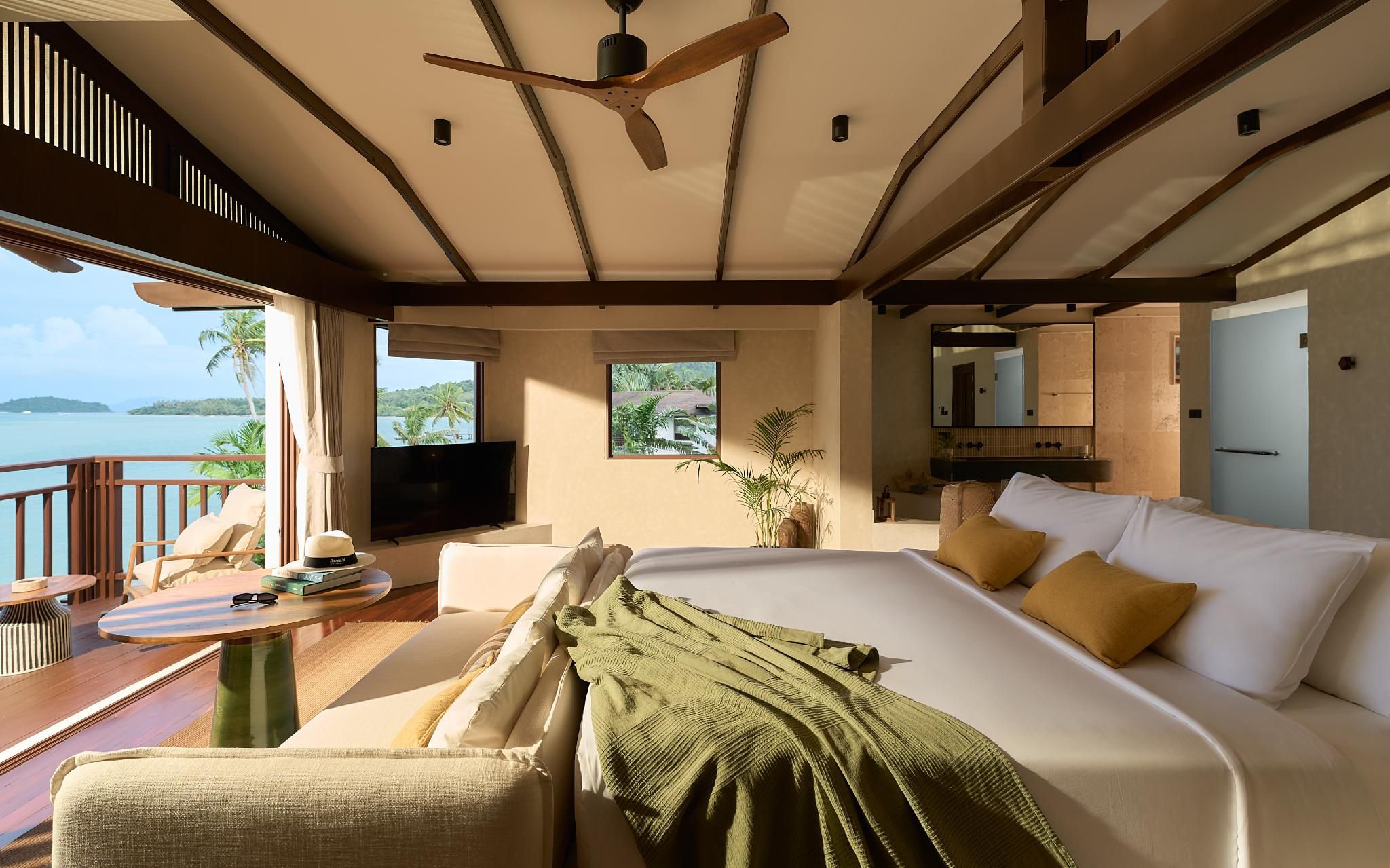 Lux 4 Bedroom Grand Beachfront Pool Villa
