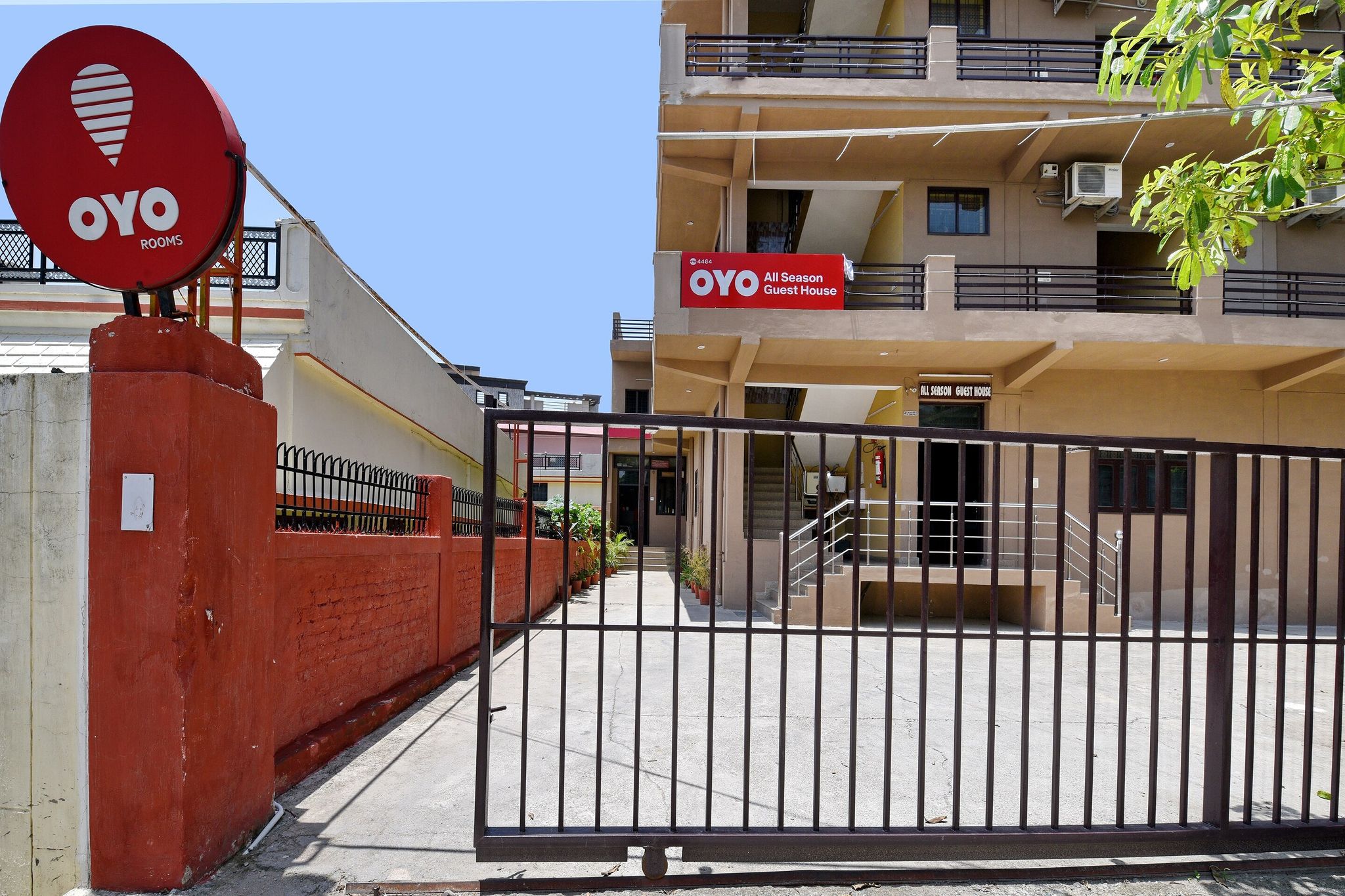 undefined Super Hotel O GMS Road Ballupur Chowk 8