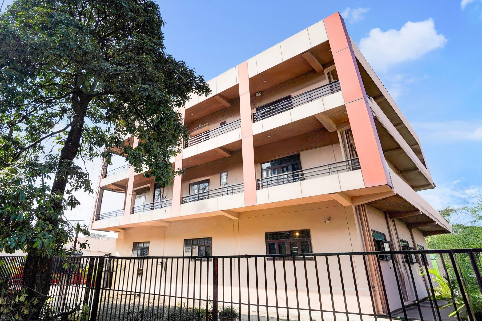 undefined Super Hotel O GMS Road Ballupur Chowk 10