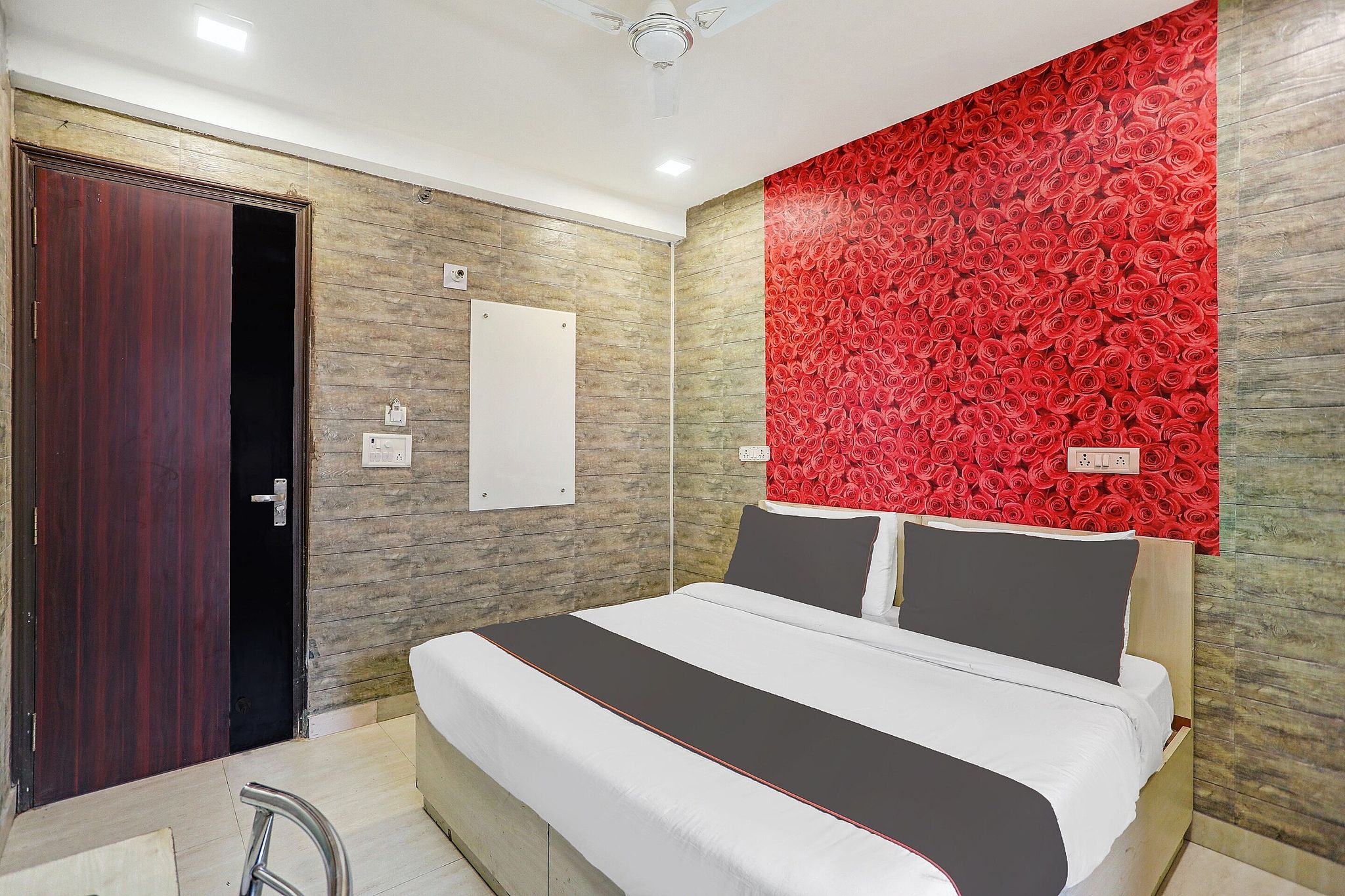Collection O Model Town Metro View Classic Room 5