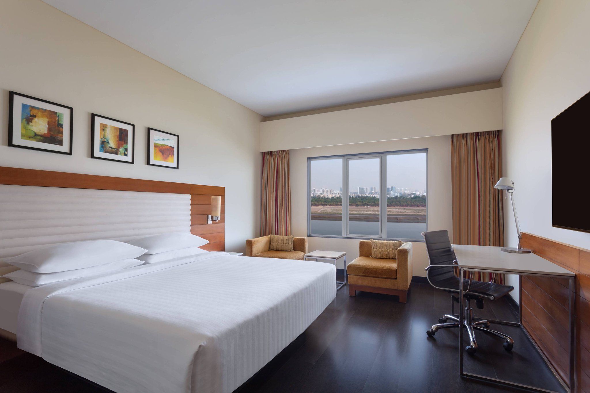 King Classic Guest Room - River View