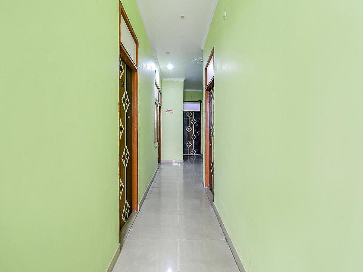 undefined OYO 76256 Trimurti Palace 4