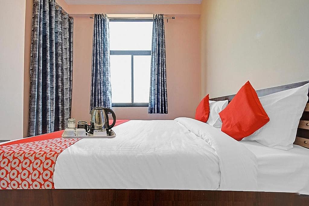 OYO Flagship 87823 Hotel Kalot Classic Room