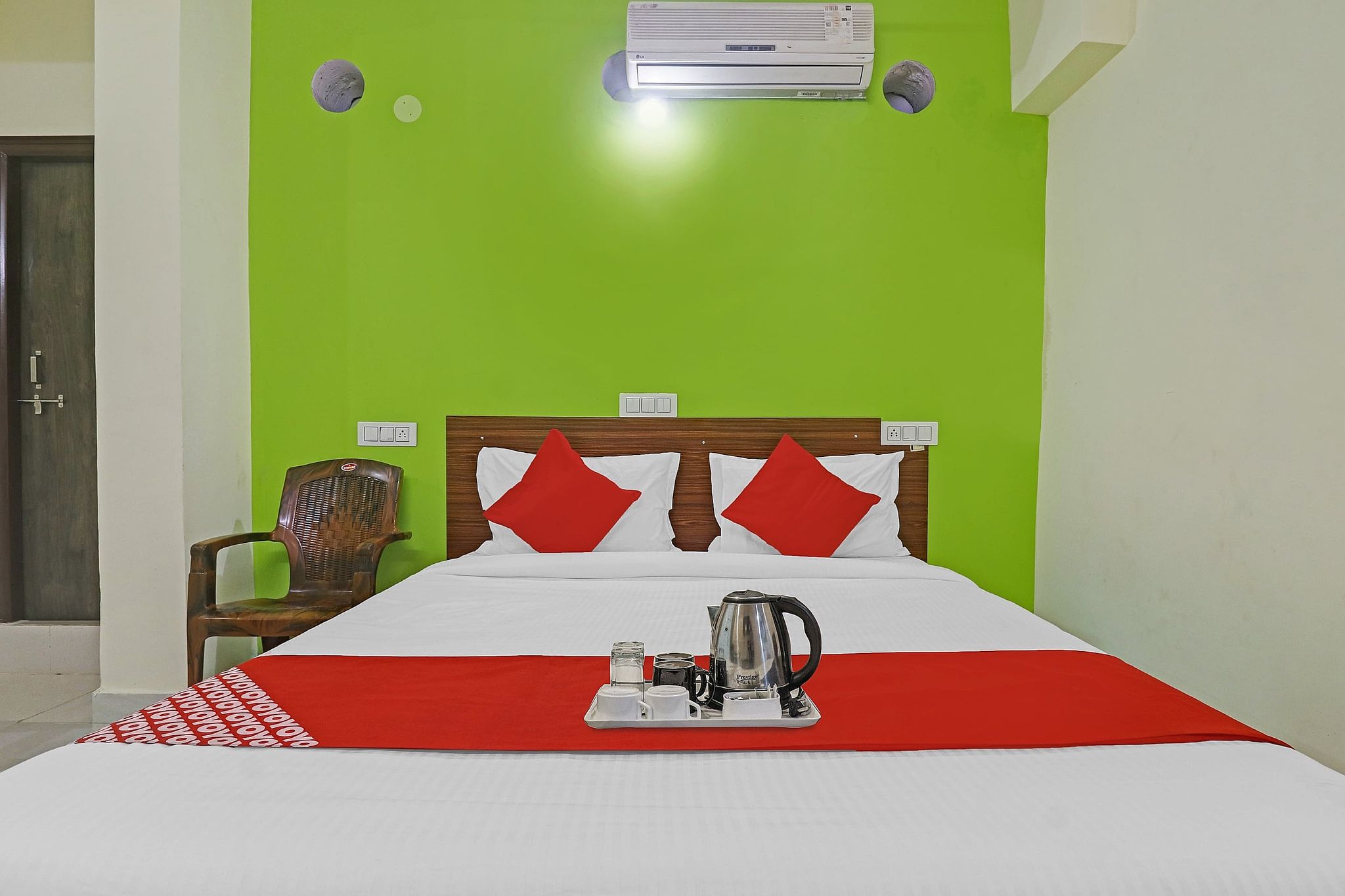 Super Hotel O Dk Reddy Square Classic Double or Twin 4