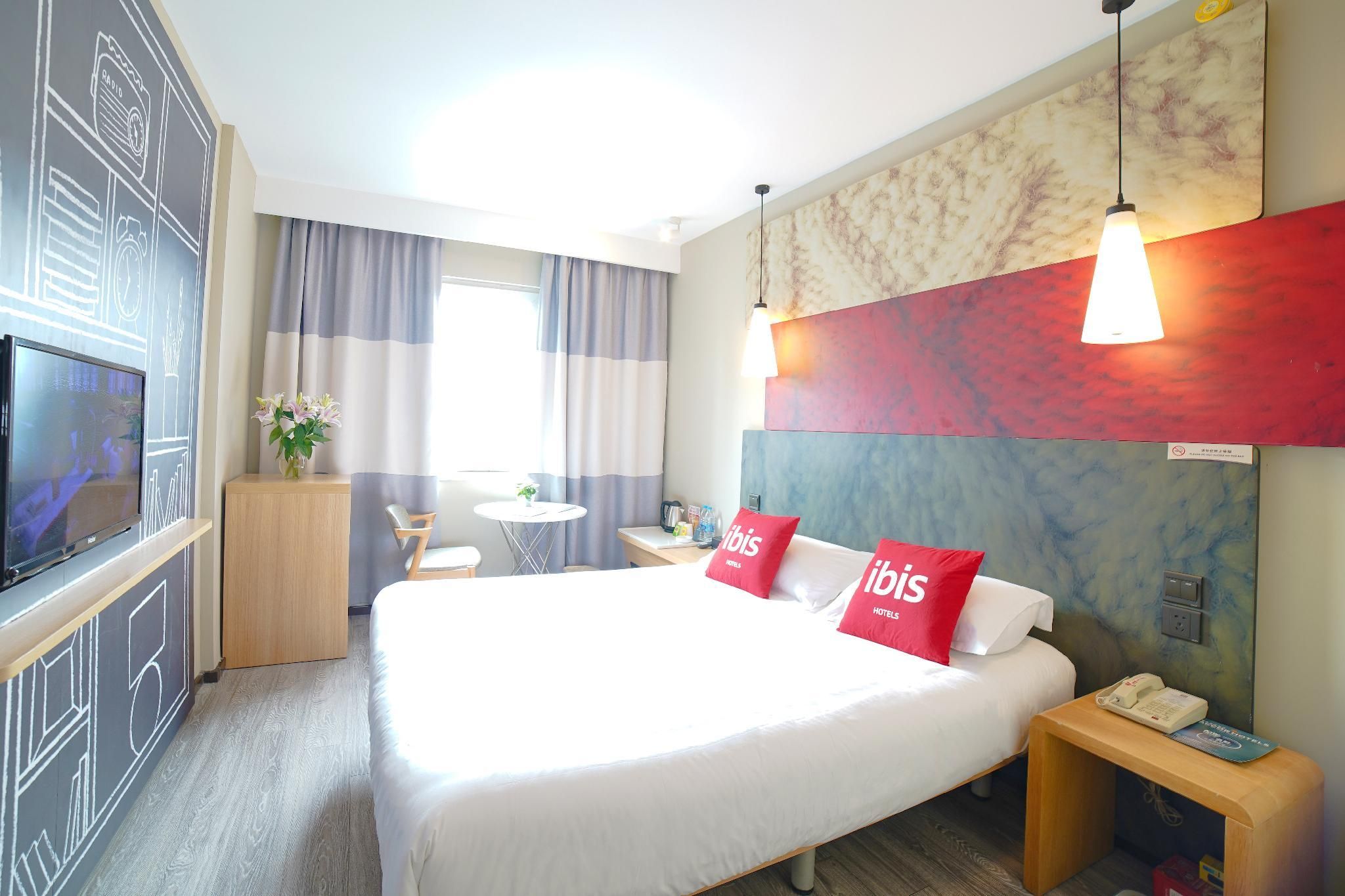 Business Queen Room