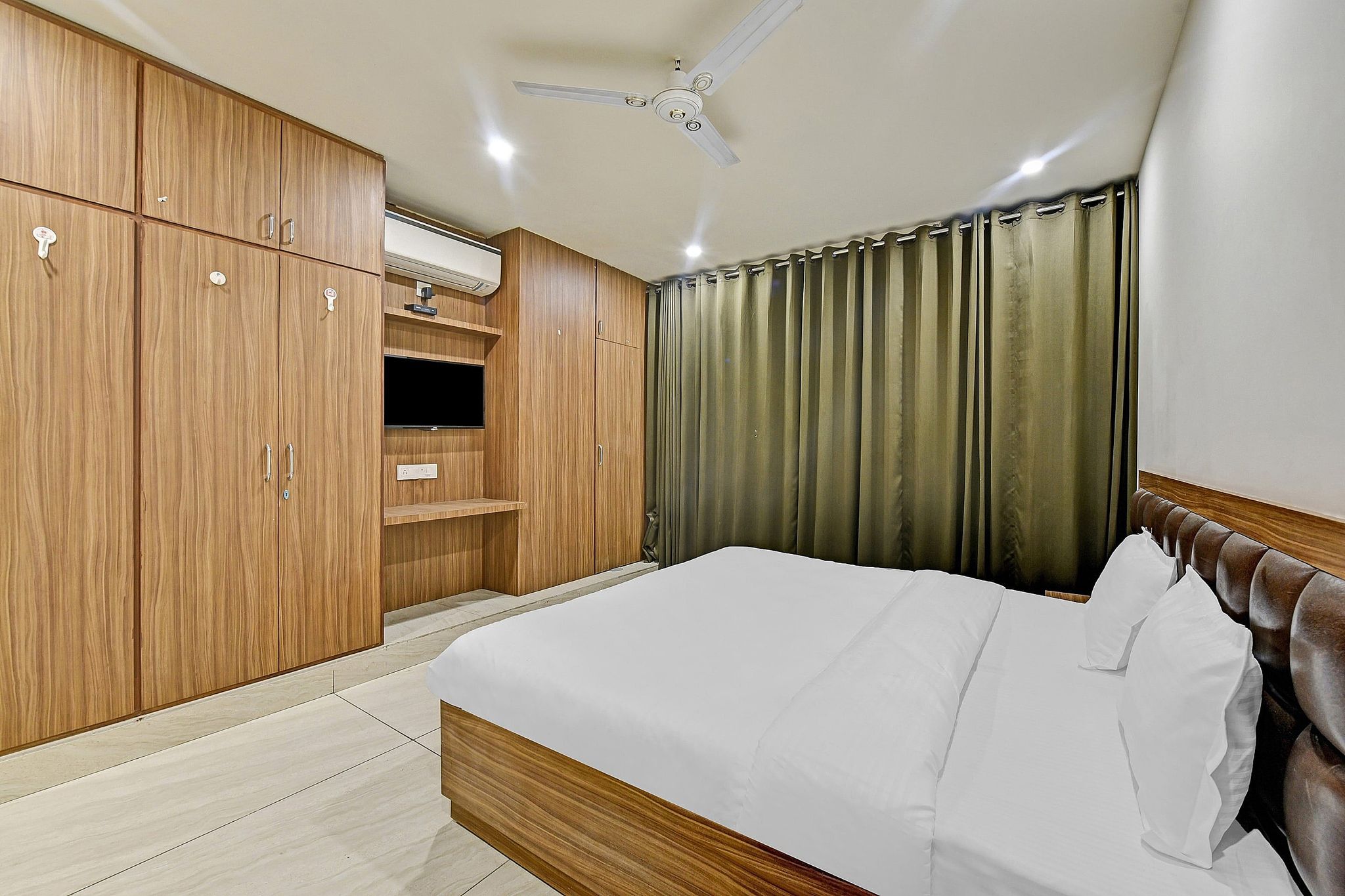 undefined Townhouse 893 The Circle Rajapark 6
