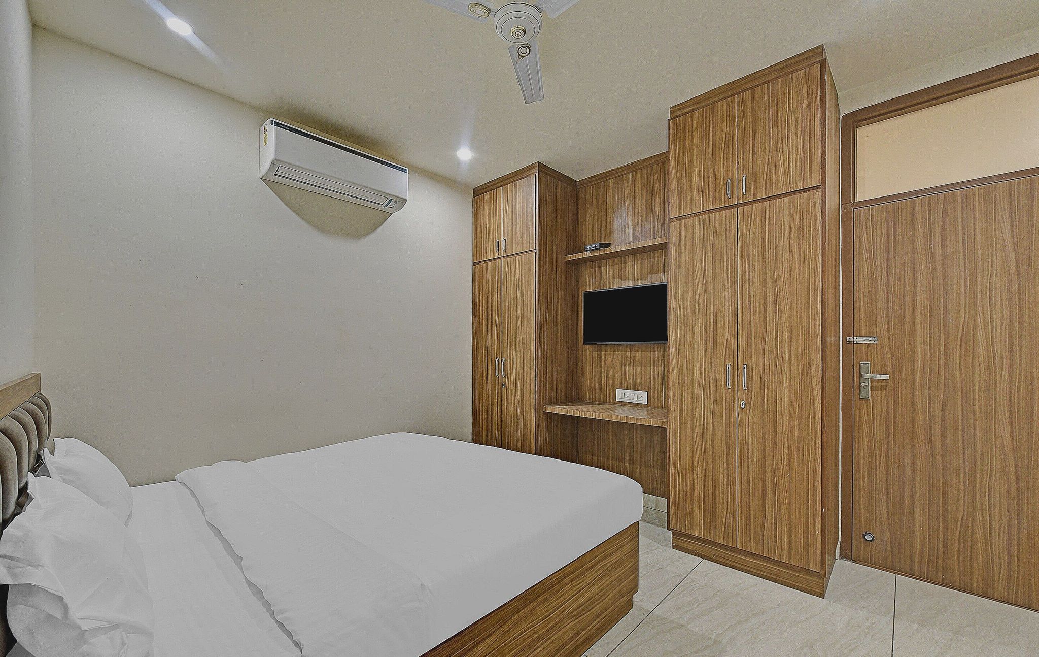 undefined Townhouse 893 The Circle Rajapark 5