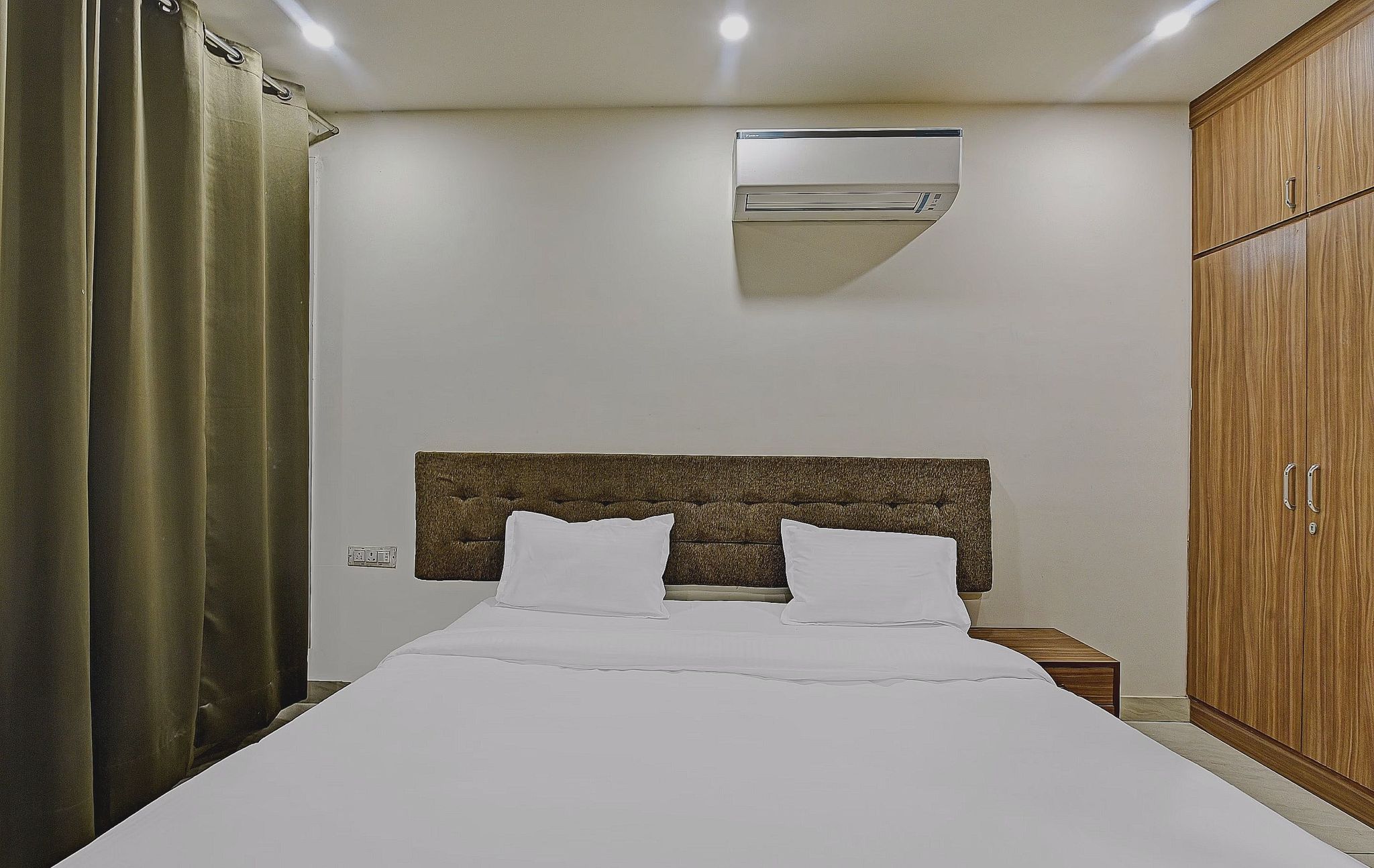 undefined Townhouse 893 The Circle Rajapark 7