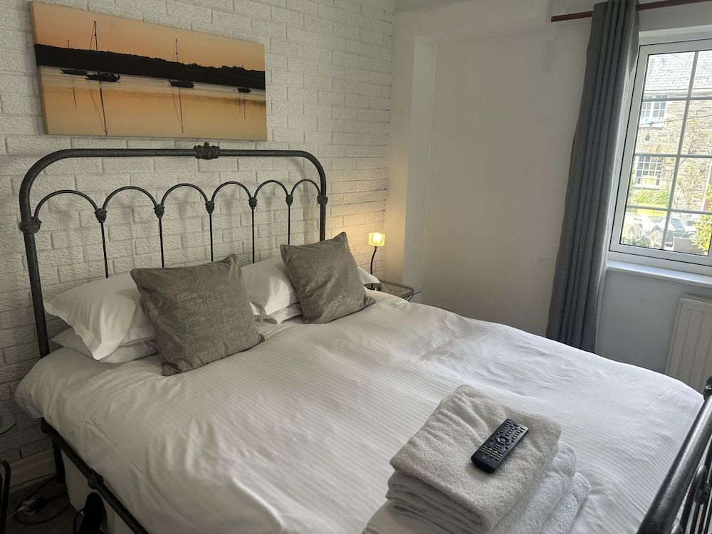 The Crooked Inn Twin Room, Ensuite, Courtyard View (Dog Friendly ) 4