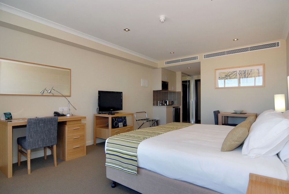 Quest Scarborough Studio, Roll-in Shower (1 King Bed or 2 Single Beds) 2