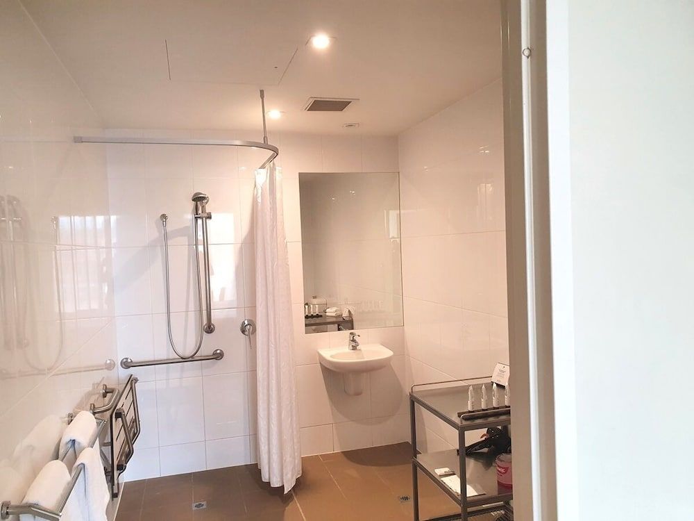 Quest Scarborough Studio, Roll-in Shower (1 King Bed or 2 Single Beds) 3