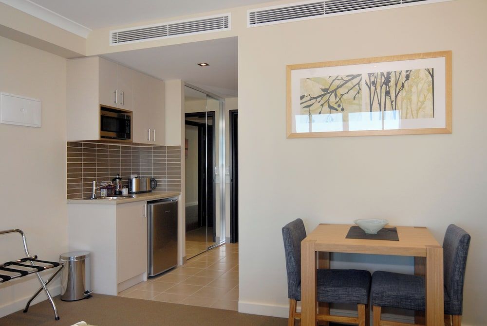 Quest Scarborough Studio, Roll-in Shower (1 King Bed or 2 Single Beds) 4