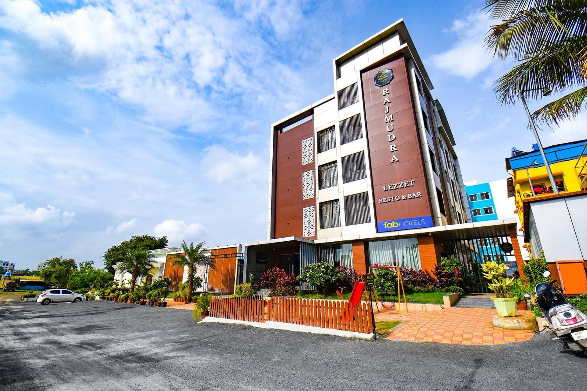 Super Townhouse OAK Hotel Rajmudra 5