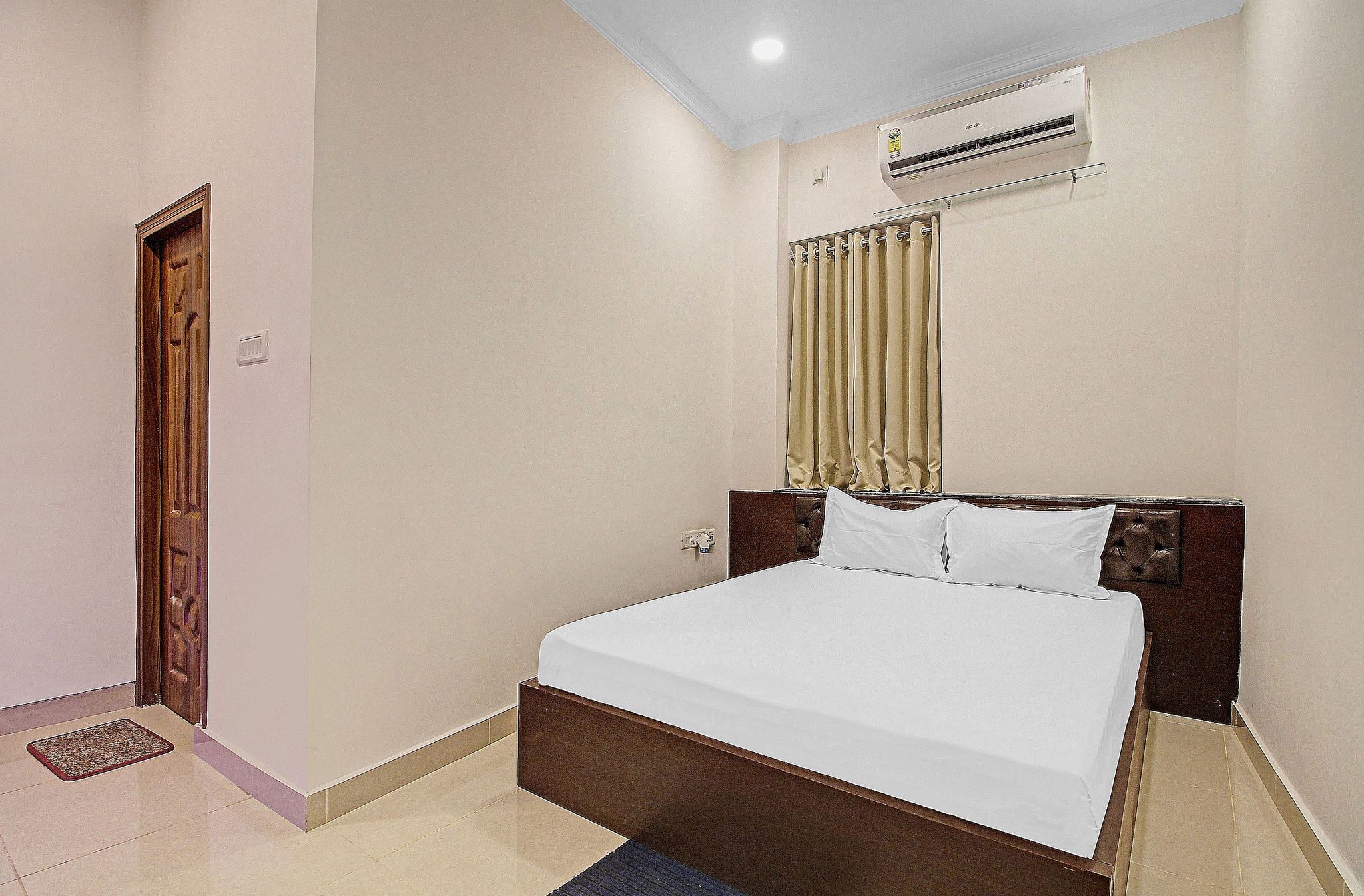 Super Townhouse Centre Point Inn Near Esplanade Metro Station Classic 2
