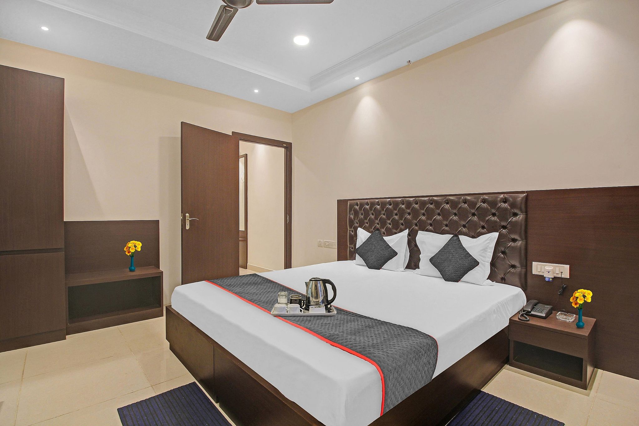 Super Townhouse Centre Point Inn Near Esplanade Metro Station Classic 8