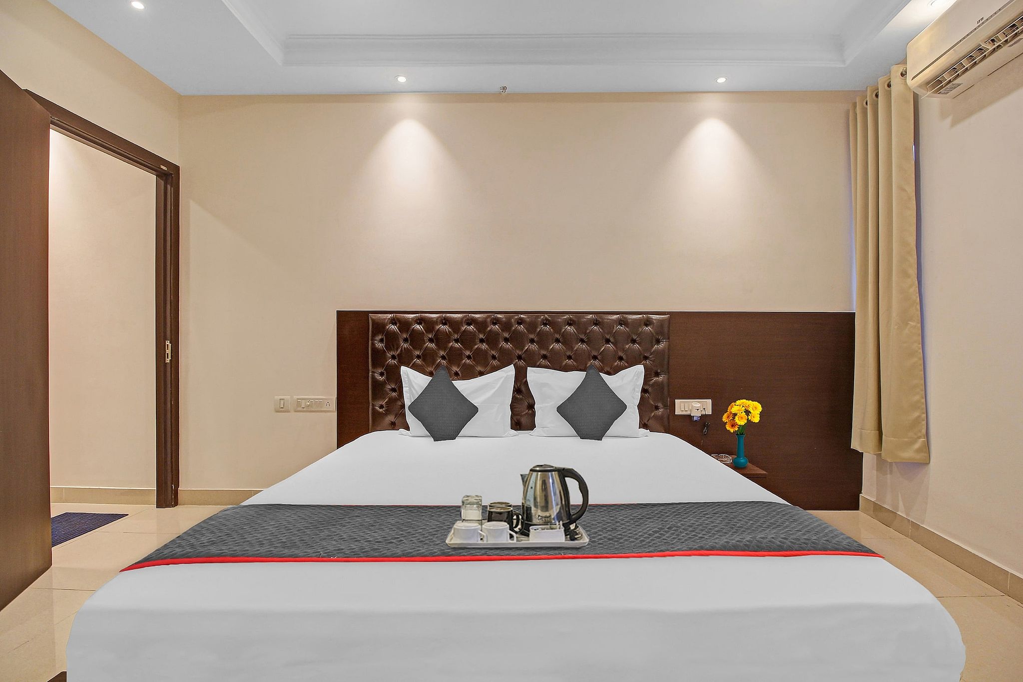 Super Townhouse Centre Point Inn Near Esplanade Metro Station Classic 4