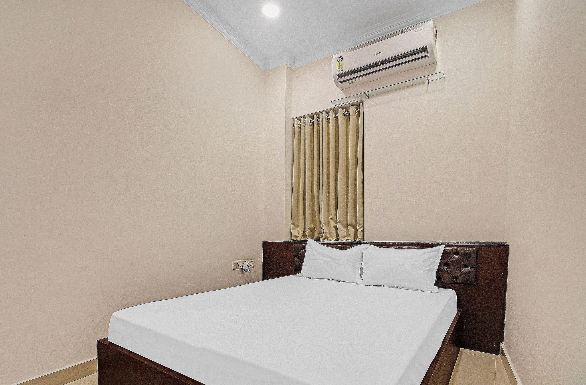 Super Townhouse Centre Point Inn Near Esplanade Metro Station Classic 12