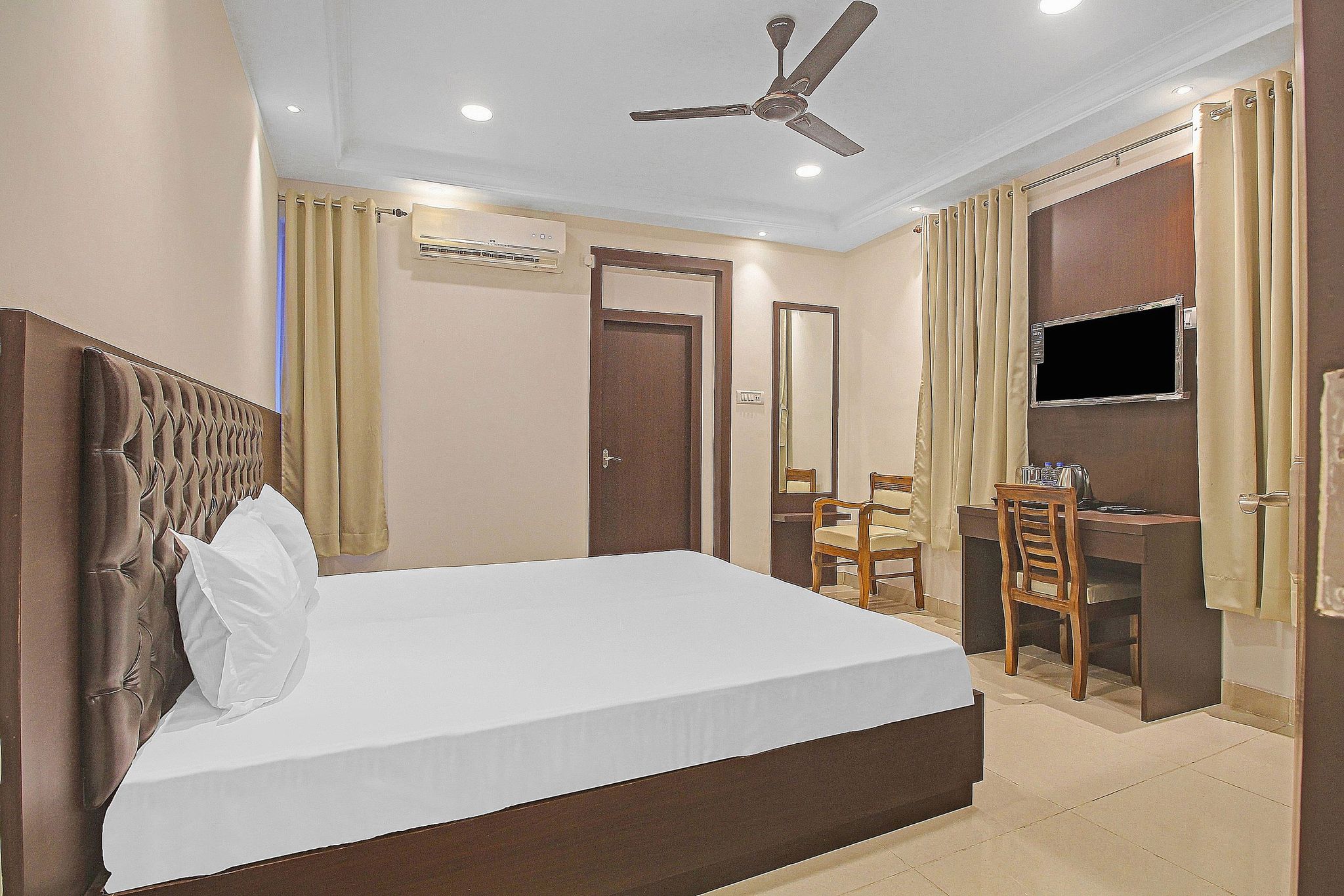 Super Townhouse Centre Point Inn Near Esplanade Metro Station Classic 11