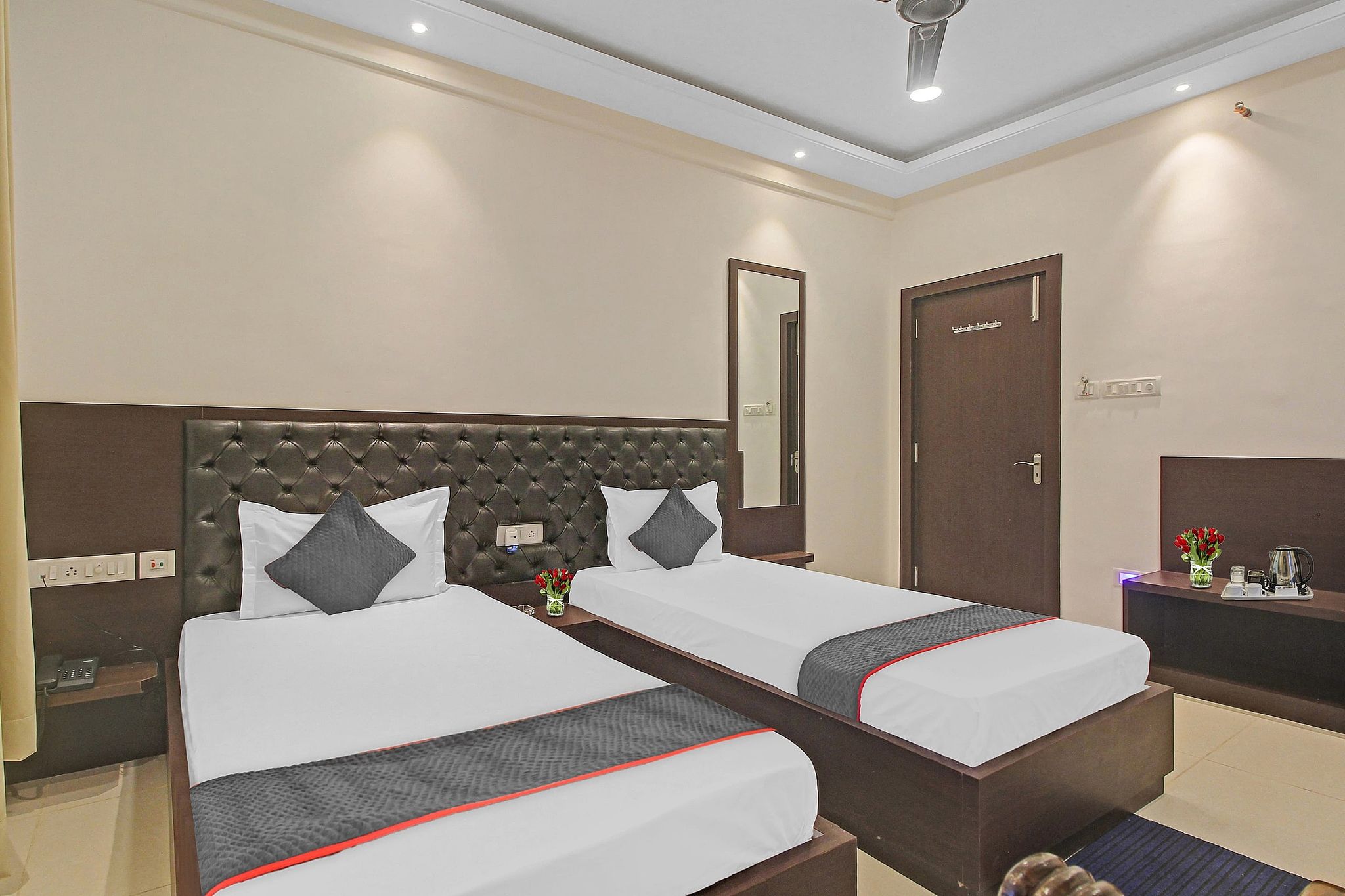 Super Townhouse Centre Point Inn Near Esplanade Metro Station Classic 7