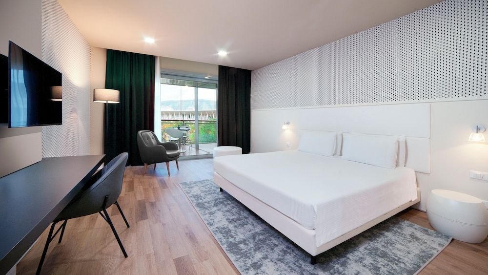 Junior Suite, 1 King Bed (Vulcano Buono Square View)