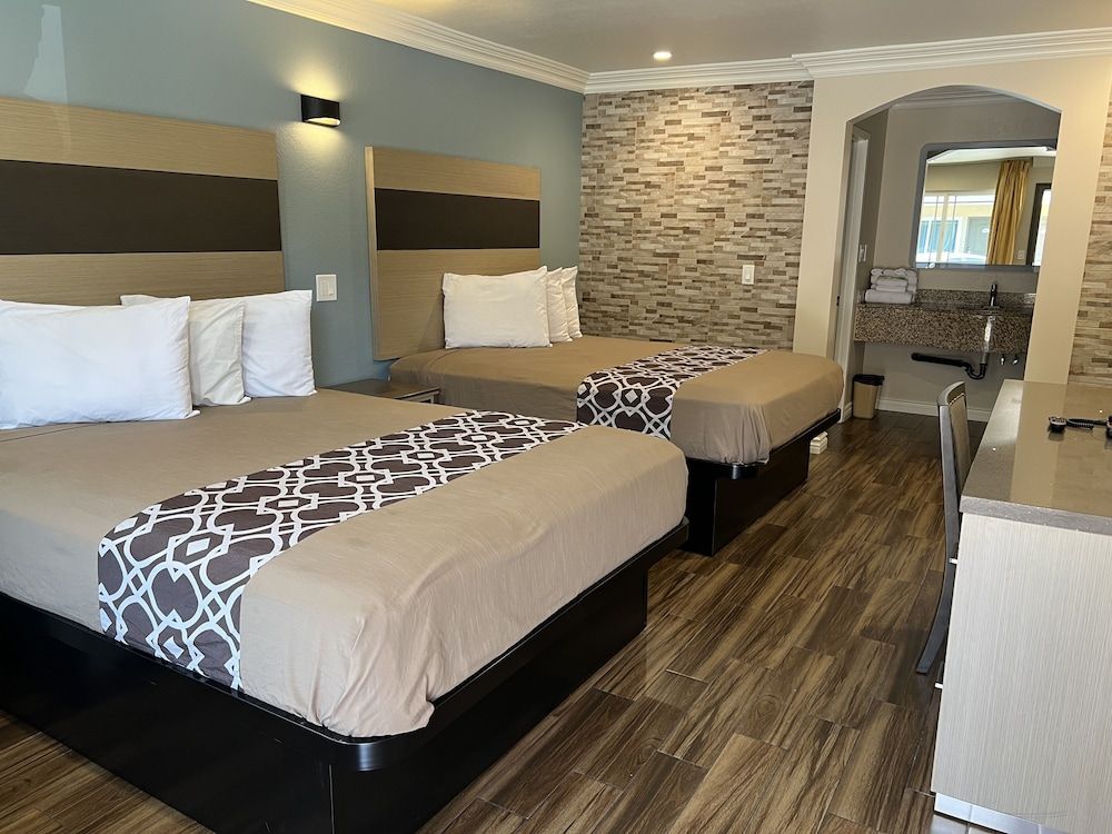 Walnut Inn & Suites West Covina