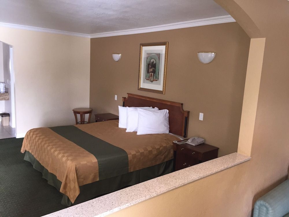 Walnut Inn & Suites West Covina Jetted Spa Suite, 1 King Bed(Non-Smoking) 2