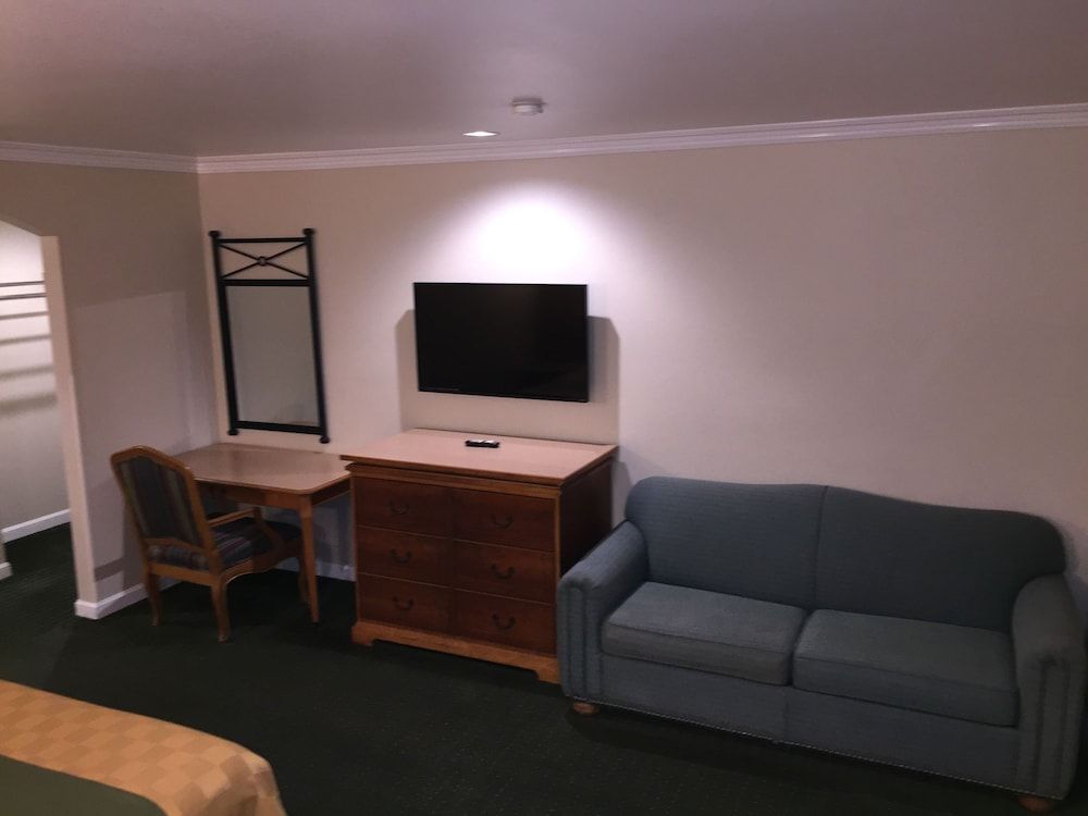 Walnut Inn & Suites West Covina Studio Suite, 1 King Bed (Non-Smoking) 10