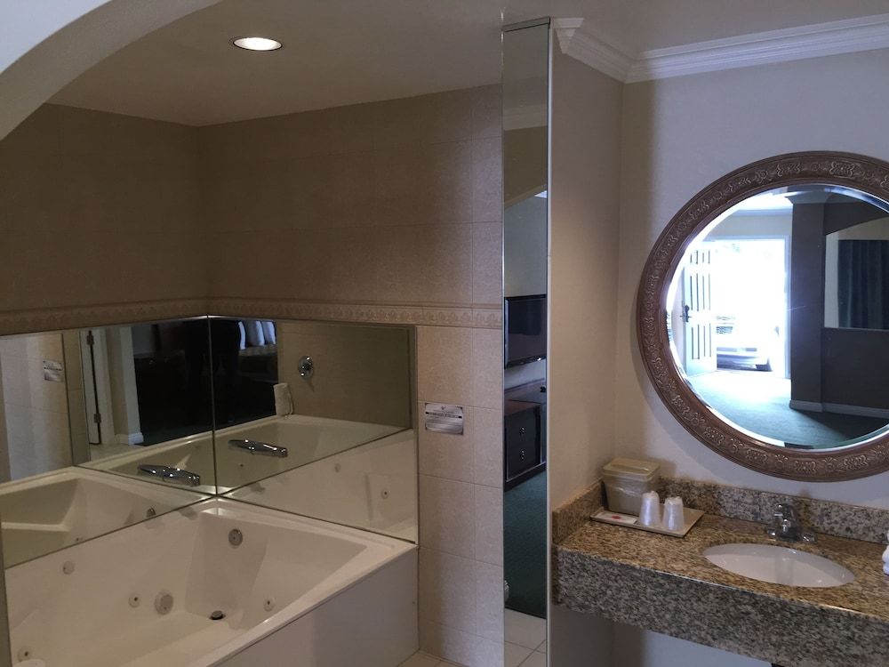Walnut Inn & Suites West Covina Jetted Spa Suite, 1 King Bed(Non-Smoking) 6