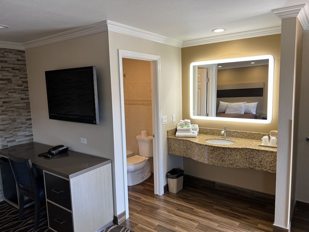 Walnut Inn & Suites West Covina Deluxe Double Bed (Non-Smoking/Smoking) 17