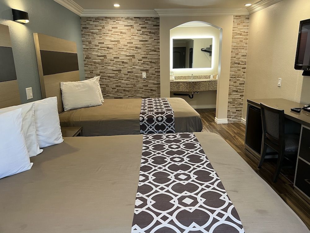 Walnut Inn & Suites West Covina Deluxe Double Bed (Non-Smoking/Smoking) 7