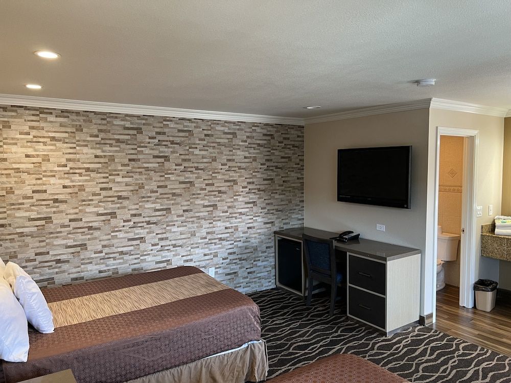 Walnut Inn & Suites West Covina Deluxe Double Bed (Non-Smoking/Smoking) 6