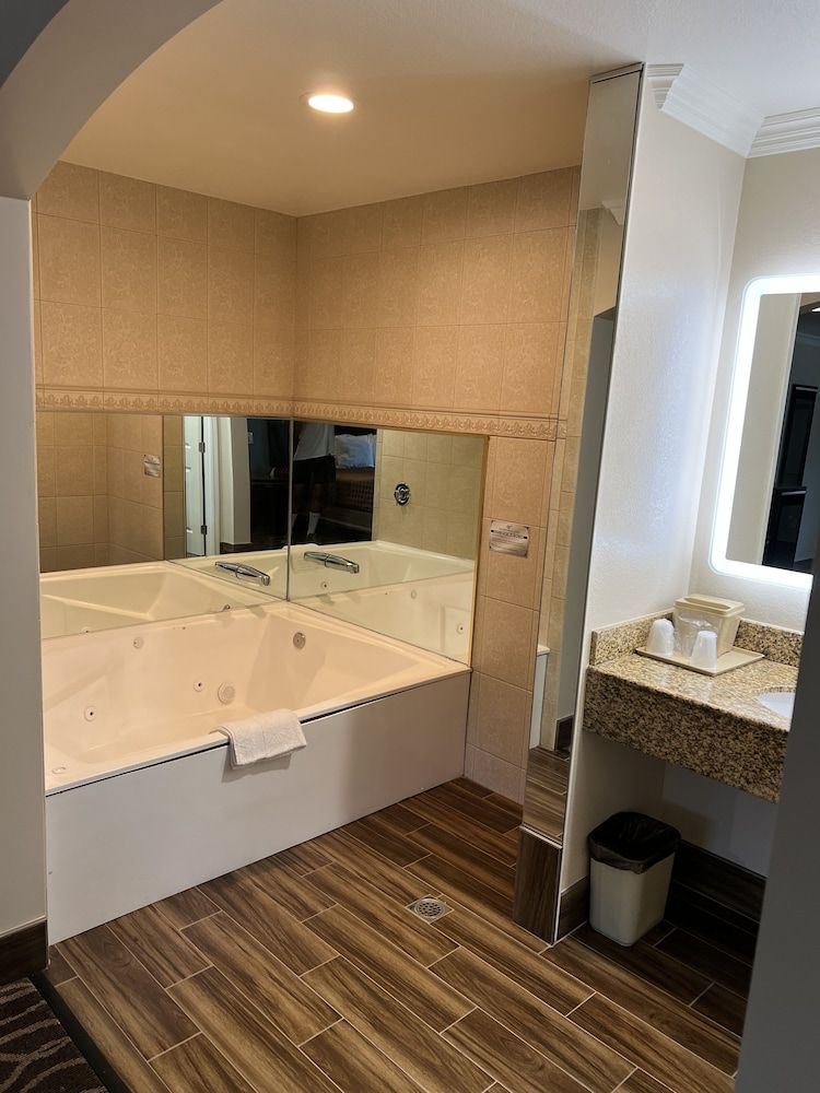 Walnut Inn & Suites West Covina Jetted Spa Suite, 1 King Bed(Non-Smoking) 5