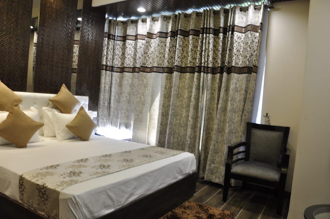 Sartaj the Crown Super Deluxe Room