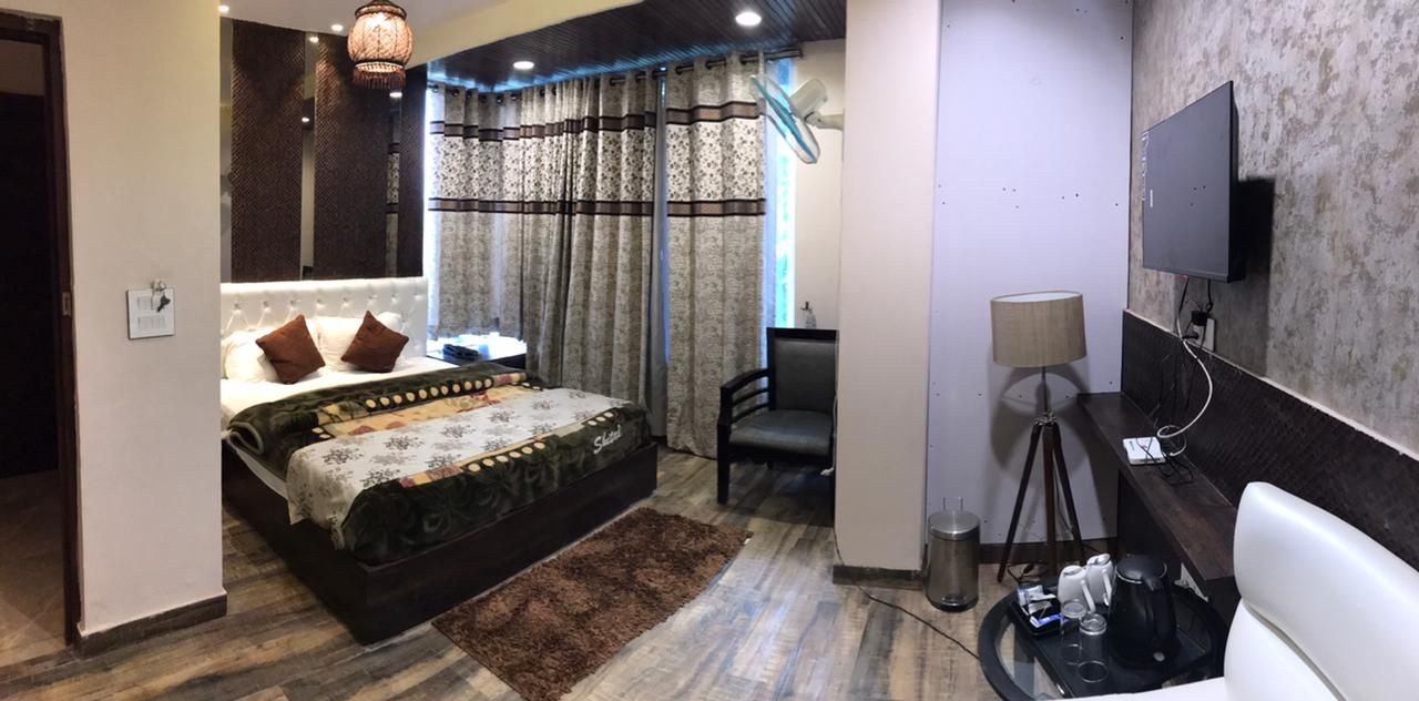 Sartaj the Crown Super Deluxe Room 3