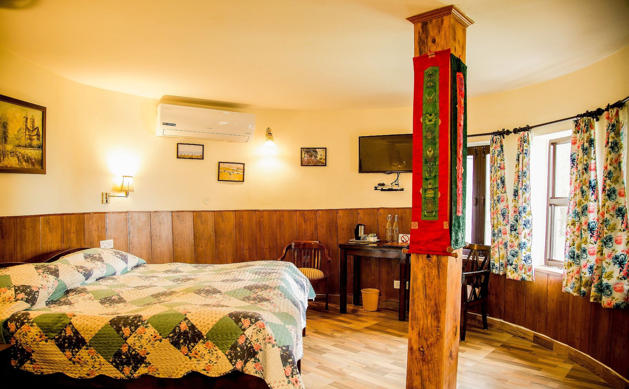 Udechee Huts Deluxe Independent Room ( Air Conditioned Hot & Cold )