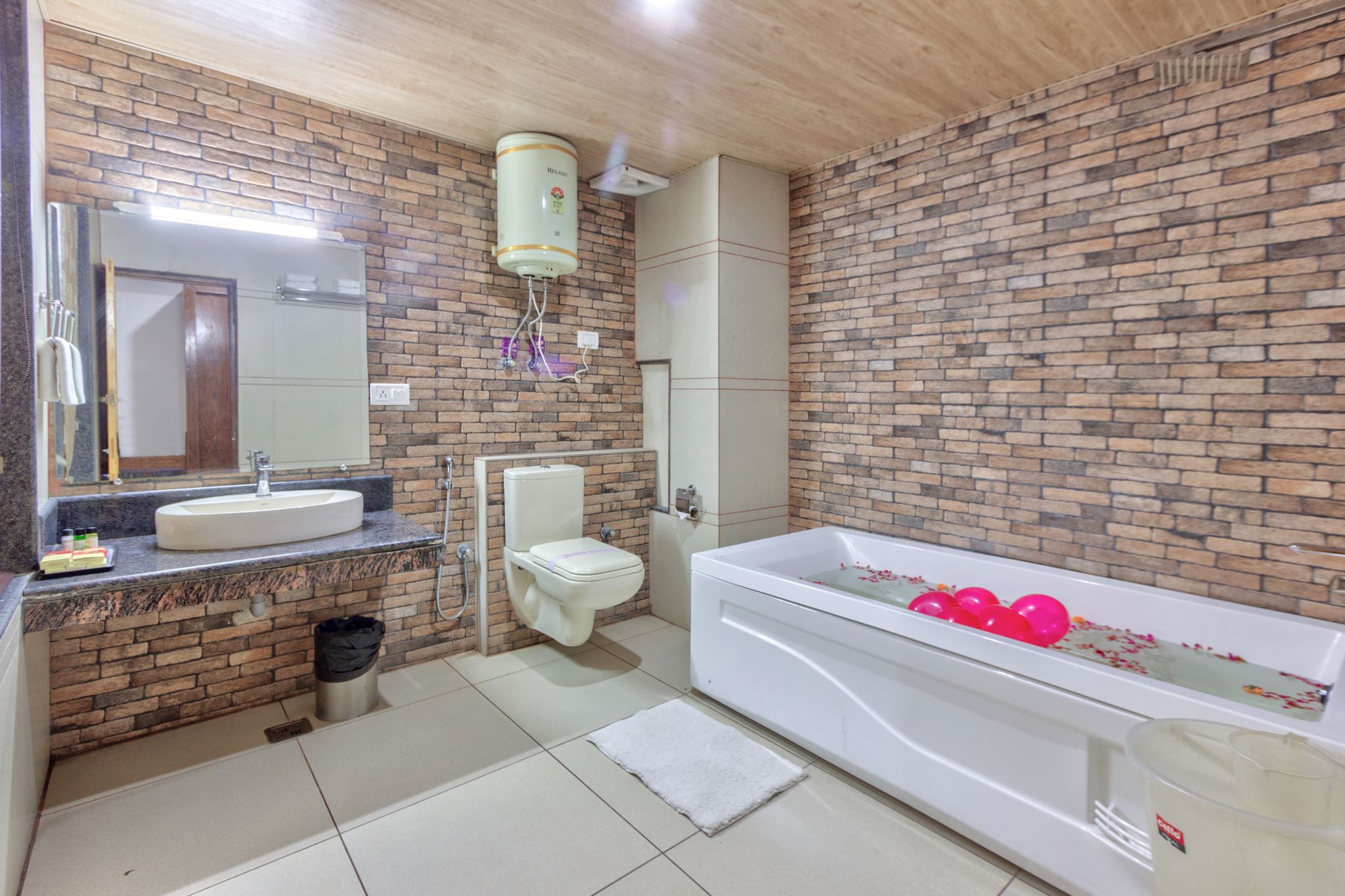 Honeymoon Suite Room with Balcony Valley View