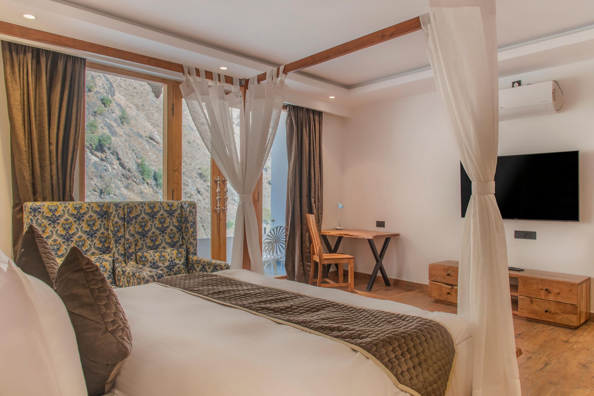 Premier Jacuzzi Room with Balcony (River View)