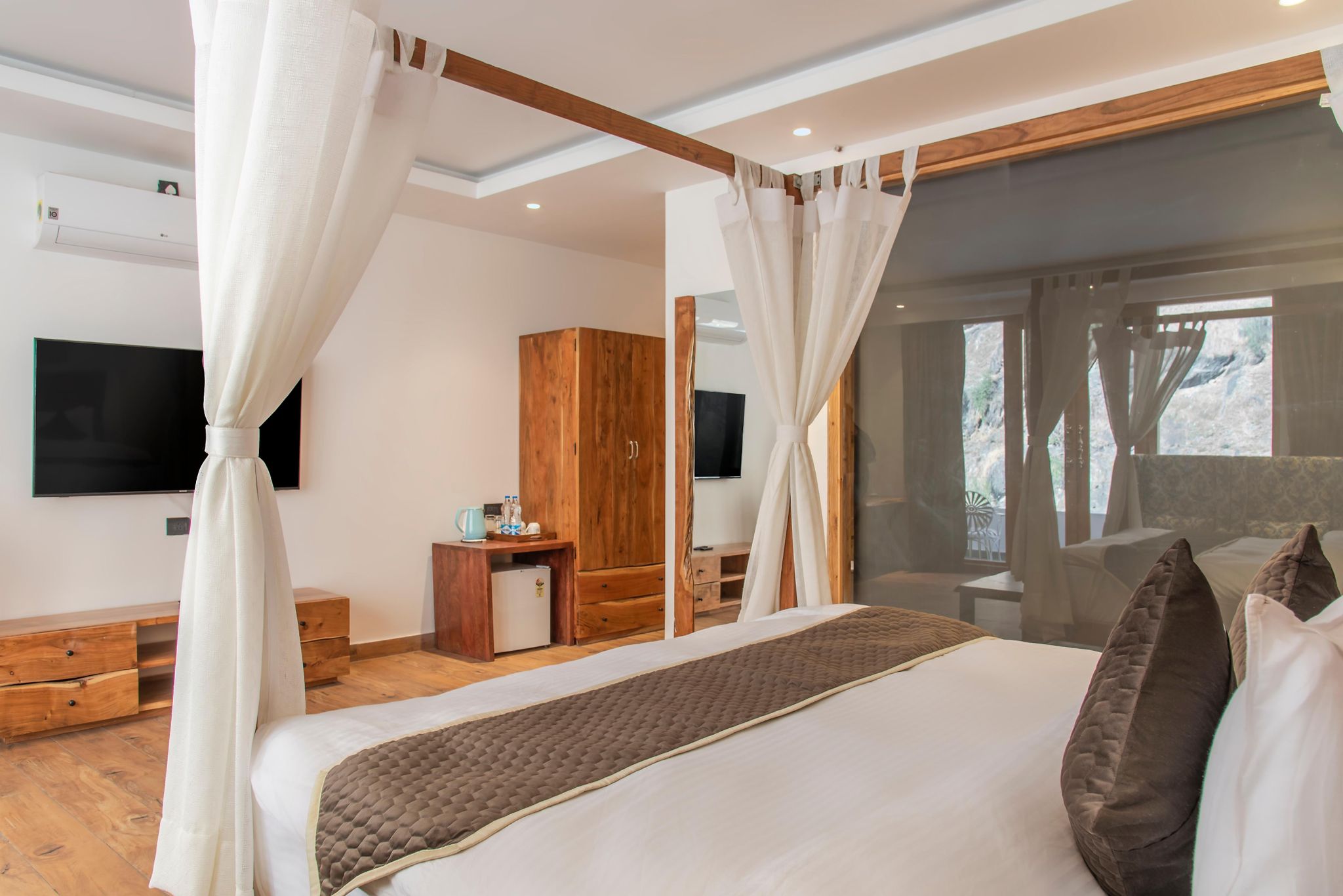 Premier Jacuzzi Room with Balcony (River View)