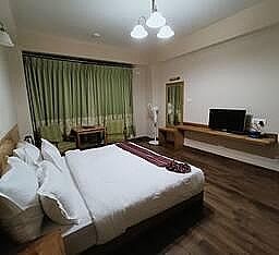 Hotel 100 Petals Standard Room with valley view 3