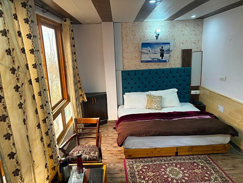 Mountain View Room with Jacuzzi and Balcony