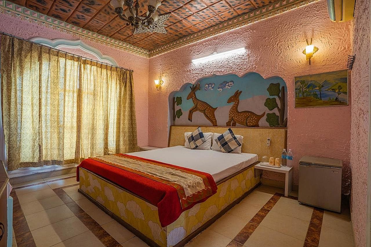 Singhana Haveli by Dhola Ri Dhani  Singhana Haveli Deluxe Room King Size Bed