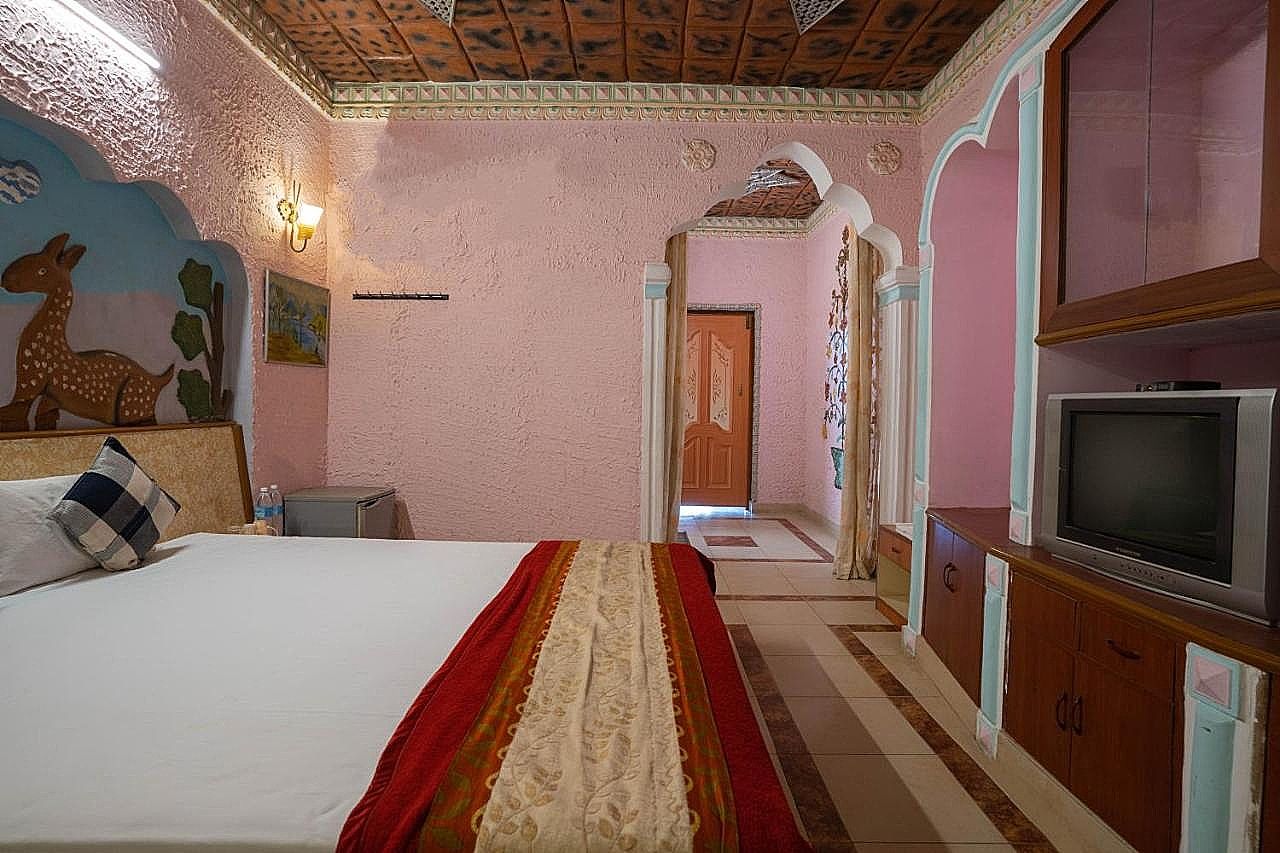 Singhana Haveli by Dhola Ri Dhani  Singhana Haveli Deluxe Room King Size Bed 3
