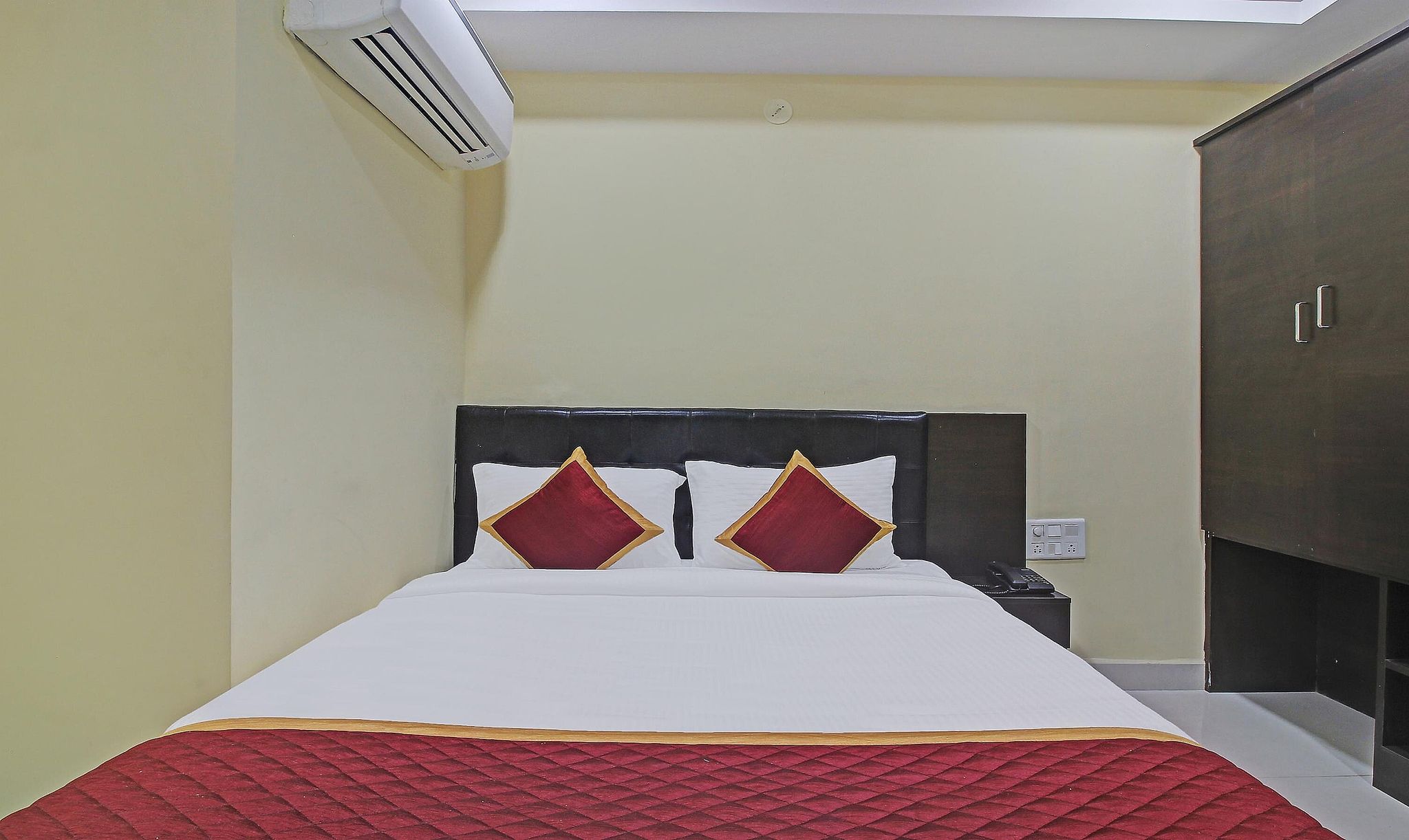 Lemonridge Hotels Kukatpally Cozy Room 9