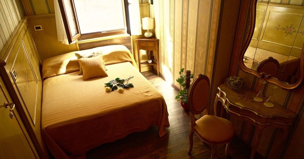 Ca' Morosini Economy Double Room, 1 Double Bed, Private Bathroom 3