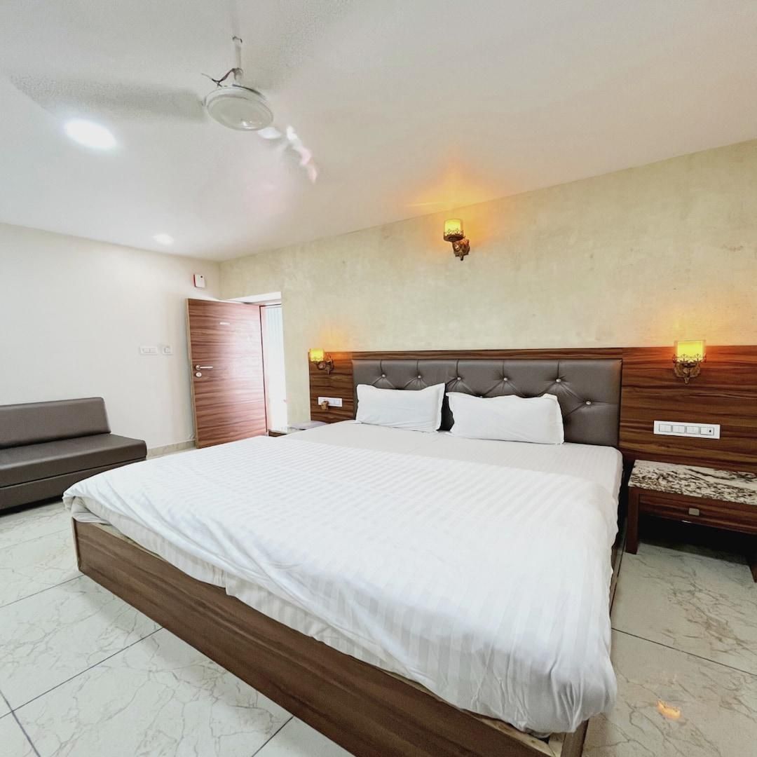 Hotel Aradhana Mount Abu Deluxe Room 4