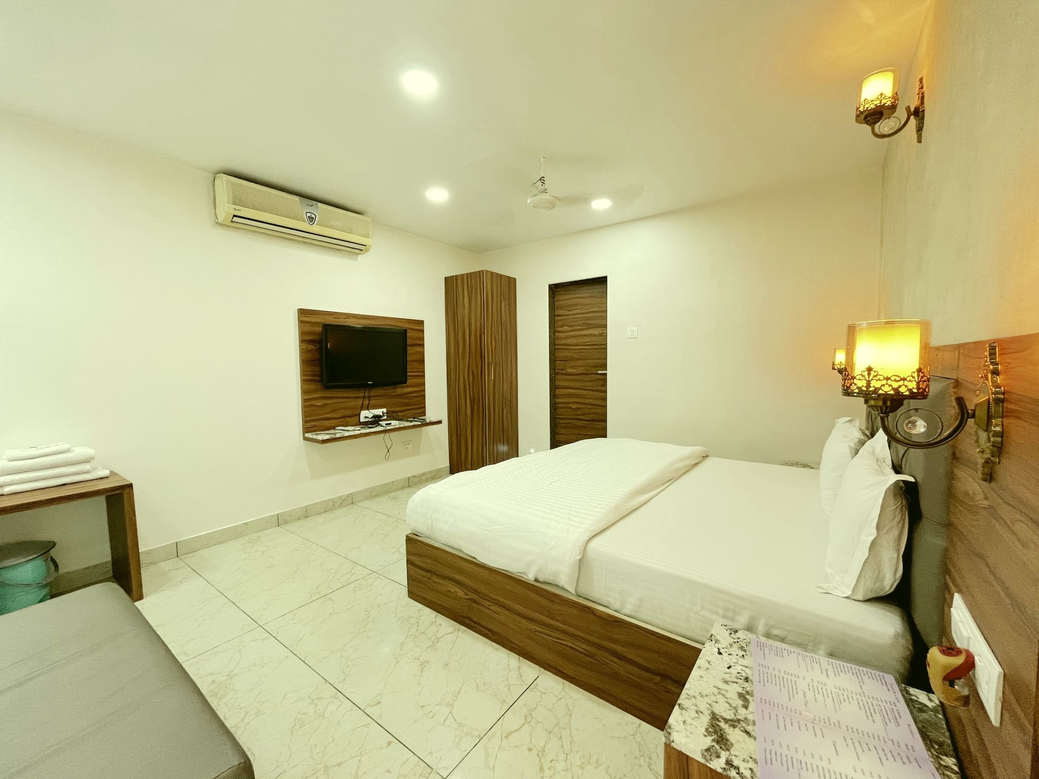 Hotel Aradhana Mount Abu Deluxe Room 2